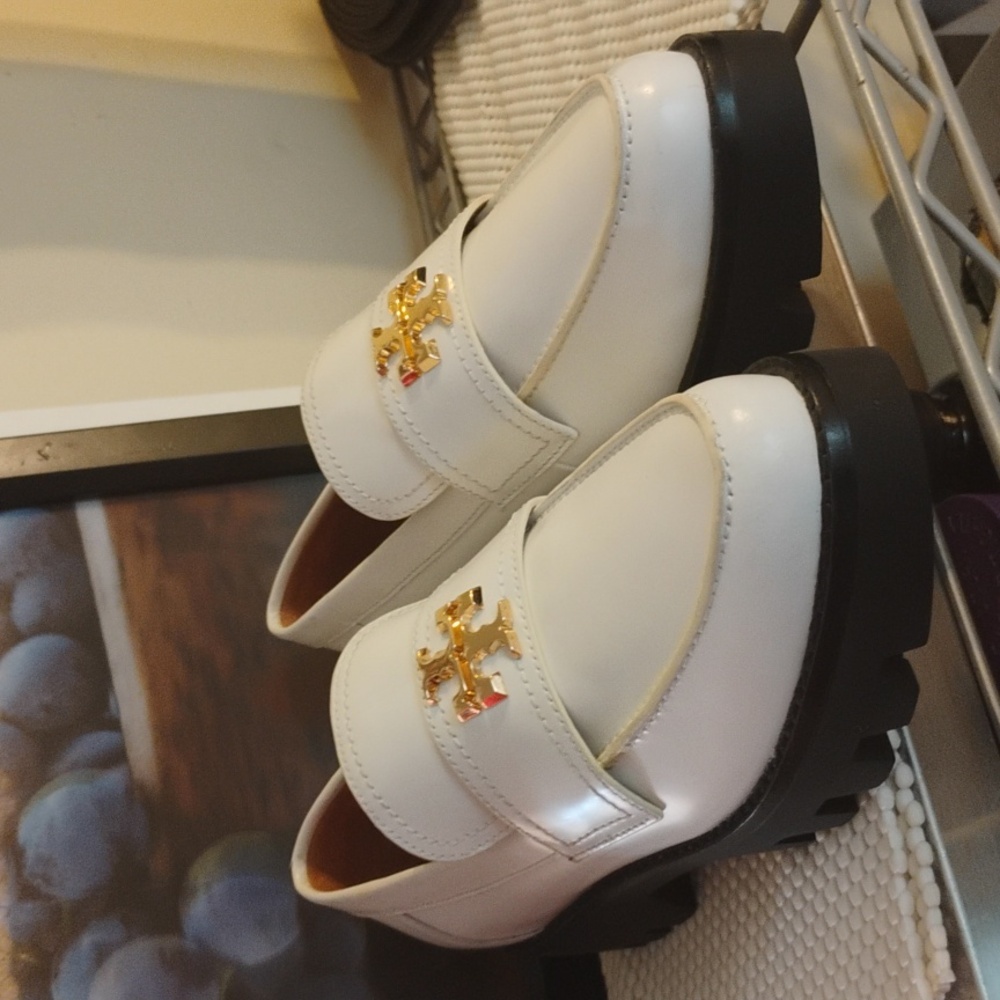 Tory Burch White Loafers with Gold Emblem never worn - Picture 2 of 3